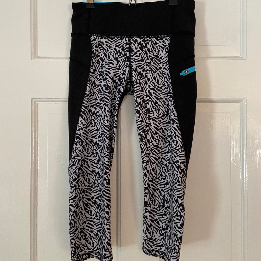 Lululemon B&W capris with abstract print